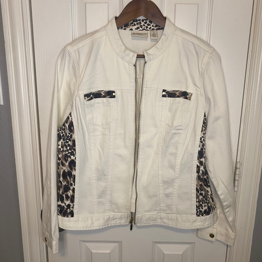 Chicos Denim Jacket Womens 2 Large Platinum White Leopard‎ Zip Front Stretch